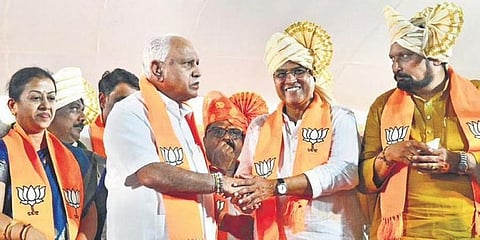 ಭಾನುವಾರ ಬೆಳಗಾವಿಯಲ್ಲಿ ನಡೆದ ಜನಸ್ವರಾಜ್ ಯಾತ್ರೆಯಲ್ಲಿ ಬಿಜೆಪಿಯ ಹಿರಿಯ ನಾಯಕ ಬಿಎಸ್ ಯಡಿಯೂರಪ್ಪ ಅವರು ಬೆಳಗಾವಿಯ ಎಂಎಲ್‌ಸಿ ಚುನಾವಣೆಗೆ ಪಕ್ಷದ ಅಭ್ಯರ್ಥಿ ಮಹಾಂತೇಶ ಕವಟಗಿಮಠ ಅವರನ್ನು ಅಭಿನಂದಿಸಿದರು.