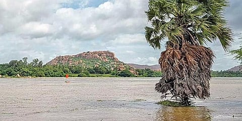 ಕಳೆದ ಕೆಲ ದಿನಗಳಿಂದ ಸುರಿಯುತ್ತಿರುವ ಭಾರೀ ಮಳೆಗೆ ತುಂಗಭದ್ರಾ ನದಿ ನೀರಿನಲ್ಲಿ ಮುಳುಗಡೆಯಾಗಿರುವ ಪಾಂಡುರಂಗ ಮಂಟಪ.