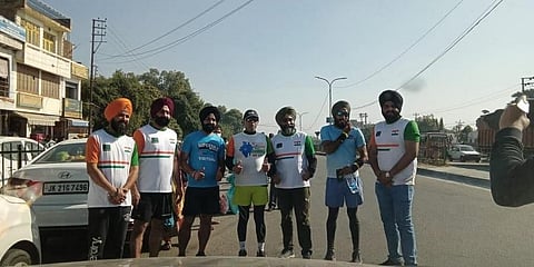 ಕುಮಾರ್ ಅಜ್ವಾನಿ (ಮಧ್ಯಭಾಗದಲ್ಲಿರುವವರು)