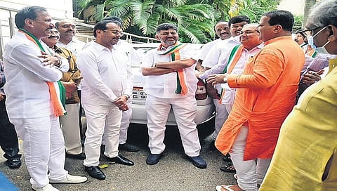 ಚರ್ಚೆಯಲ್ಲಿ ತೊಡಗಿರುವ ಕಾಂಗ್ರೆಸ್ ನಾಯಕರು