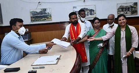 ಬೆಳಗಾವಿ ವಿಧಾನ ಪರಿಷತ್ ಚುನಾವಣೆಯಲ್ಲಿ ಸ್ಪರ್ಧಿಸಲು ಕಾಂಗ್ರೆಸ್ ಪಕ್ಷದ ಅಧಿಕೃತ ಅಭ್ಯರ್ಥಿಯಾದ ಚನ್ನರಾಜ್ ಹೆಚ್ ನಾಮಪತ್ರ ಸಲ್ಲಿಸಿದರು.