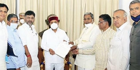 ರಾಜ್ಯಪಾಲರ ಭೇಟಿ ಮಾಡಿರುವ ಕಾಂಗ್ರೆಸ್ ನಾಯಕರು