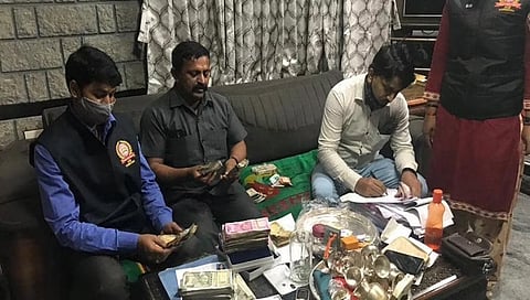 ಕೃಷಿ ಇಲಾಖೆ ಅಧಿಕಾರಿ ರುದ್ರೇಶ್ ನಿವಾಸದಲ್ಲಿ ಎಸಿಬಿ ಅಧಿಕಾರಿಗಳ ಪರಿಶೀಲನೆ