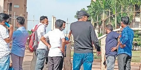 ರೋಗಿಗಳ ಸಂಬಂಧಿಕರು ಎಸ್‌ಡಿಎಂ ವೈದ್ಯಕೀಯ ಕಾಲೇಜಿನ ಗೇಟ್‌ಗಳ ಹೊರಗೆ ಕಾದು ನಿಂತಿರುವುದು.
