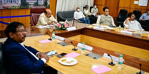 ಅಧಿಕಾರಿಗಳ ಜತೆ ಸಭೆ ನಡೆಸಿದ ಸಿಎಂ