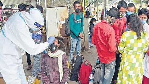 ಬೆಂಗಳೂರಿನ ಕೆಂಪೇಗೌಡ ಬಸ್ ನಿಲ್ದಾಣಲ್ಲಿ ವಲಸೆ ಕಾರ್ಮಿಕರೊಬ್ಬರನ್ನು ಪರೀಕ್ಷಿಸುತ್ತಿರುವುದು