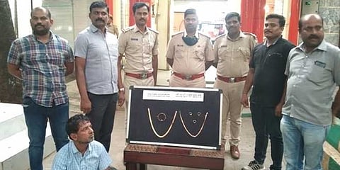 ಕಳವು ಮಾಲಿನ ಜೊತೆ ಆರೋಪಿ ವರದರಾಜು ಹಾಗು ರಾಜಾಜಿನಗರ ಪೊಲೀಸರು