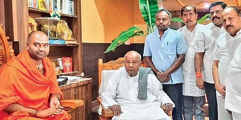 ಕುಂಚಿಟಿಗ ಸಮುದಾಯದ ಸ್ವಾಮೀಜಿ ಜೊತೆ ದೇವೇಗೌಡರು