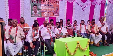 ಪ್ರಚಾರ ಸಭೆಯಲ್ಲಿ ಸಚಿವ ಆನಂದ್ ಸಿಂಗ್ ಮತ್ತಿತರರ ಚಿತ್ರ