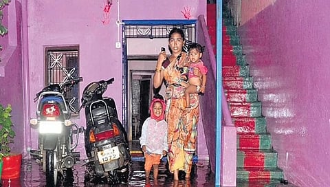 ನೆಲ್ಲೂರು ನಗರದ ಮನೆಯೊಂದಕ್ಕೆ ನೀರು ನುಗ್ಗಿರುವುದು