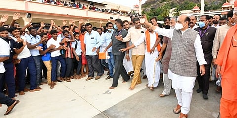 ಮುಖ್ಯಮಂತ್ರಿ ಬಸವರಾಜ ಬೊಮ್ಮಾಯಿ ಅವರು ತುಮಕೂರಿನ ಸಿದ್ದಗಂಗಾ ಮಠದಲ್ಲಿ ಲಿಂಗೈಕ್ಯ ಶ್ರೀ ಶಿವಕುಮಾರ ಮಹಾಸ್ವಾಮಿಗಳವರು ಗದ್ದುಗೆ ದ್ವಿತೀಯ ವರ್ಷದ ಲಕ್ಷ ಪುಷ್ಪ ಬಿಲ್ವಾರ್ಚನೆ ಕಾರ್ಯಕ್ರಮಕ್ಕೆ ಚಾಲನೆ ನೀಡಿದರು