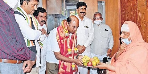 ಶಿವರಾತ್ರಿ ದೇಶೀಕೇಂದ್ರ ಸ್ವಾಮೀಜಿ ಆಶೀರ್ವಾದ ಪಡೆದ ಕಾಂಗ್ರೆಸ್ ಅಭ್ಯರ್ಥಿ