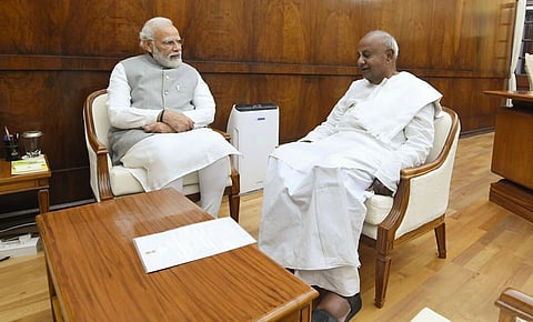 ಪ್ರಧಾನಿ ನರೇಂದ್ರ ಮೋದಿಯವರೂ ಸಹ ತಮ್ಮ ಸೋಷಿಯಲ್​ ಮೀಡಿಯಾದಲ್ಲಿ ದೇವೇಗೌಡರೊಂದಿಗೆ ಇರುವ ಫೋಟೋಗಳನ್ನು ಶೇರ್​ ಮಾಡಿಕೊಂಡಿದ್ದು, ಎಚ್​.ಡಿ.ದೇವೇಗೌಡರೂ ಕೂಡ ತಮ್ಮ ಟ್ವಿಟರ್​ನಲ್ಲಿ ಫೋಟೋ ಶೇರ್ ಮಾಡಿದ್ದಾರೆ.