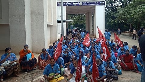 ಪ್ರತಿಭಟನೆ ನಡೆಸುತ್ತಿರುವ ಸಿಬ್ಬಂದಿಗಳು.