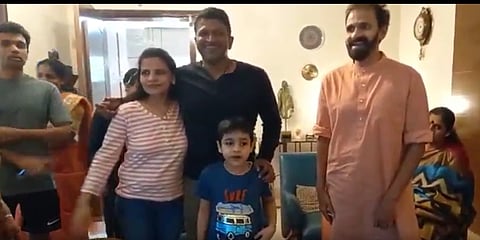 ಪುನೀತ್ ಹಾಗೂ ರಾಘವೇಂದ್ರ ರಾಜ್ ಕುಮಾರ್ ಒಟ್ಟಾಗಿರುವ ಹಾಡುತ್ತಿರುವ ಚಿತ್ರ