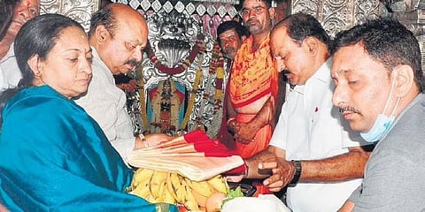 ದೀಪಾವಳಿ ಹಬ್ಬದ ಪ್ರಯುಕ್ತ ಮುಖ್ಯಮಂತ್ರಿ ಬಸವರಾಜ ಬೊಮ್ಮಾಯಿ ಅವರು ತಮ್ಮ ಪತ್ನಿಯೊಂದಿಗೆ ಬೆಳಗಾವಿ ಜಿಲ್ಲೆಯ ರೇಣುಕಾದೇವಿ ಯೆಲ್ಲಮ್ಮ ದೇವಸ್ಥಾನದಲ್ಲಿ ಪೂಜೆ ಸಲ್ಲಿಸಿದರು.