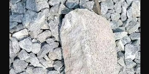 ರೈಲೊಂದರ ಮೇಲೆ ಎಸೆದಿರುವ ಕಲ್ಲು.