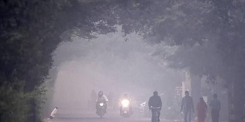 ನವೆಂಬರ್ 5 ರಂದು ಬೆಳಿಗ್ಗೆ ದೆಹಲಿಯ ವಾತಾವರಣ ಕಂಡುಬಂದದ್ದು ಹೀಗೆ (ಫೋಟೋ: ಪಿಟಿಐ)