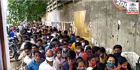 ಸರತಿ ಸಾಲಿನಲ್ಲಿ ನಿಂತಿರುವ ಅಪ್ಪು ಅಭಿಮಾನಿಗಳು