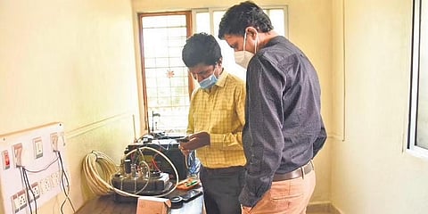 ಕಳೆದ ಅಕ್ಟೋಬರ್‌ ತಿಂಗಳಿನಲ್ಲಿ ಮಸೂತಿ ಗ್ರಾಮದಲ್ಲಿ ಭೂವಿಜ್ಞಾನಿಗಳು ಭೂಕಂಪ ಮಾಪಕವನ್ನು ಸ್ಥಾಪಿಸುತ್ತಿರುವುದು.