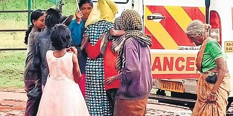 ಆ್ಯಂಬುಲೆನ್ಸ್ಏರುತ್ತಿರುವ ಗರ್ಭಿಣಿ ಮಹಿಳೆ.
