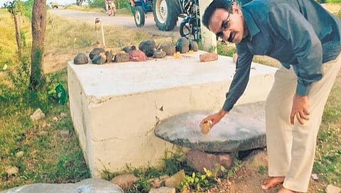 ರೋಣ ತಾಲ್ಲೂಕಿನ ಇಟಗಿಯ ದೇವಸ್ಥಾನದ ಮುಂದಿನ ಕಲ್ಲುಗಳಲ್ಲಿ ಸಂಗೀತ ಸೃಷ್ಟಿ