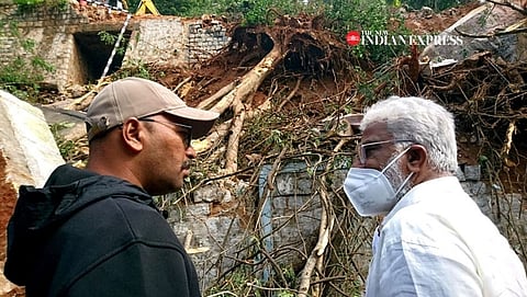 ತಿರುಮಲದಲ್ಲಿ ಮಳೆ ಮುಂದುವರೆದಿರುವಂತೆಯೇ ಮತ್ತೆ ಭೂ ಕುಸಿತ ಸಂಭವಿಸಿದ್ದು, ಪರಿಣಾಮ ಘಾಟ್ ರಸ್ತೆಗಳು ಹಾನಿಗೊಳಗಾಗಿ ಸಂಚಾರವನ್ನು ತಾತ್ಕಾಲಿಕವಾಗಿ ಸ್ಥಗಿತಗೊಳಿಸಲಾಗಿದೆ.
