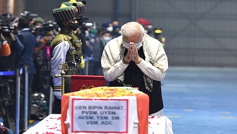 ತಮಿಳು ನಾಡಿನ ಕೂನೂರು ಬಳಿ ಅಪಘಾತಕ್ಕೀಡಾಗಿ ಮೃತಪಟ್ಟ ಭಾರತದ ರಕ್ಷಣಾ ಪಡೆ ಮುಖ್ಯಸ್ಥ ಜನರಲ್ ಬಿಪಿನ್ ರಾವತ್, ಅವರ ಪತ್ನಿ ಮಧುಲಿಕಾ ರಾವತ್ ಸೇರಿದಂತೆ ಇತರ 11 ಮಂದಿ ಸೇನಾಧಿಕಾರಿಗಳ ಪಾರ್ಥಿವ ಶರೀರವನ್ನು ದೆಹಲಿಗೆ ಕರೆತಂದು ಪಲಾಮಾ ವಾಯುನೆಲೆಯಲ್ಲಿ ಇರಿಸಲಾಯಿತು. ಗಣ್ಯರು ನಿನ್ನೆ ಪಾರ್ಥಿವ ಶರೀರಕ್ಕೆ ಅಂತಿಮ ನಮನ