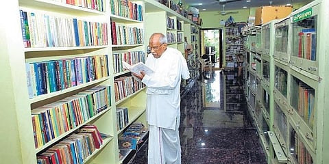ತಮ್ಮ ಗ್ರಂಥಾಲಯದಲ್ಲಿ ಡಾ.ಕುರೆಲ್ಲ ವಿಟ್ಠಲಾಚಾರ್ಯ