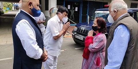 ವರುಣ್ ಸಿಂಗ್ ಪೋಷಕನ್ನು ಭೇಟಿ ಮಾಡಿದ ಸಚಿವ ಆರಗ ಜ್ಞಾನೇಂದ್ರ ಅವರ ಚಿತ್ರ
