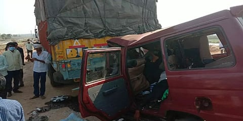 ನಿಂತಿದ್ದ ಲಾರಿಗೆ ಕಾರು ಡಿಕ್ಕಿ ಚಿತ್ರ