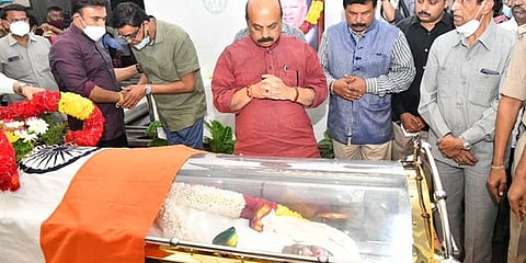 ಆರ್ ಎಲ್ ಜಾಲಪ್ಪ ಪಾರ್ಥೀವ ಶರೀರದ ಅಂತಿಮ ದರ್ಶನ ಪಡೆದ ಸಿಎಂ ಬೊಮ್ಮಾಯಿ