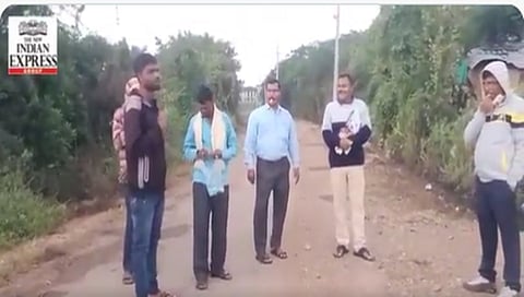 ಶಿಳ್ಳೆ ಊದುತ್ತಿರುವ ಅಧಿಕಾರಿಗಳು