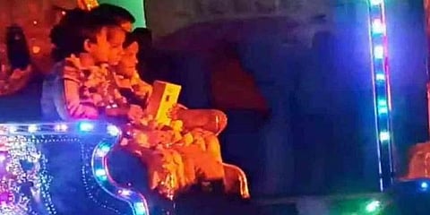 ಮೆರವಣಿಗೆಯಲ್ಲಿ ಮಗಳು