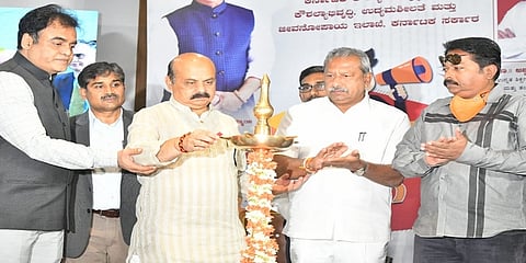 ಉದ್ಯೋಗ ಮೇಳ ಉದ್ಘಾಟನೆ ಕಾರ್ಯಕ್ರಮದಲ್ಲಿ ಮುಖ್ಯಮಂತ್ರಿ ಬಸವರಾಜ ಬೊಮ್ಮಾಯಿ, ಸಚಿವರಾದ ಡಾ.ಸಿ.ಎನ್. ಅಶ್ವತ್ಥ ನಾರಾಯಣ, ಬೈರತಿ ಬಸವರಾಜ ಮತ್ತಿತರರು