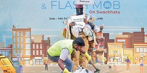 ಬೆಂಗಳೂರಿನ ಚರ್ಚ್ ಸ್ಟ್ರೀಟ್‌ನಲ್ಲಿ ಬಿಬಿಎಂಪಿ ಸಿಬ್ಬಂದಿ ಭಾನುವಾರ ಕಸದ ಸಮಸ್ಯೆ ಮತ್ತು ತ್ಯಾಜ್ಯ ನಿರ್ವಹಣೆಯ ಮಹತ್ವ ಕುರಿತು ಬೀದಿ ನಾಟಕ ಪ್ರದರ್ಶಿಸಿದರು.