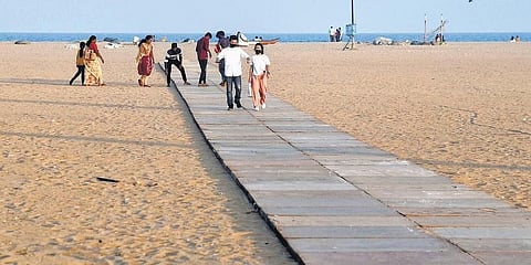 ಬೀಚಿನಲ್ಲಿ ನಿರ್ಮಾಣವಾಗಿರುವ ಮಾರ್ಗ