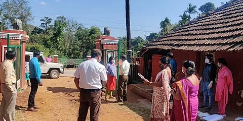 ಕಾಫಿ ಎಸ್ಟೇಟ್ ಗೆ ಆರೋಗ್ಯ ಸಿಬ್ಬಂದಿ ಭೇಟಿ ಚಿತ್ರ