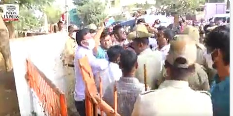 ಶಾಸಕ ಭೀಮಾ ನಾಯ್ಕ್  ಕೈಯಲ್ಲಿ ಚಪ್ಪಲಿ ಇರುವ ಚಿತ್ರ