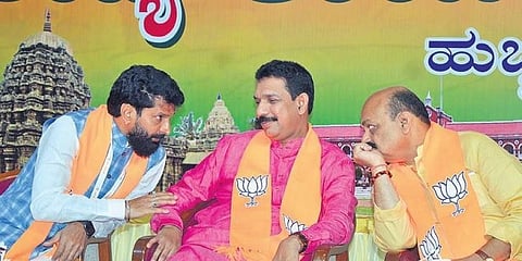 ಬುಧವಾರ ಹುಬ್ಬಳ್ಳಿಯಲ್ಲಿ ನಡೆದ ಕಾರ್ಯಕ್ರಮದಲ್ಲಿ ಸಿ.ಎಂ ಬೊಮ್ಮಾಯಿ, ಬಿಜೆಪಿ ರಾಜ್ಯಾಧ್ಯಕ್ಷ ನಳಿನ್ ಕುಮಾರ್ ಕಟೀಲ್ ಮತ್ತು ಪಕ್ಷದ ರಾಷ್ಟ್ರೀಯ ಕಾರ್ಯದರ್ಶಿ ಸಿ.ಟಿ.ರವಿ
