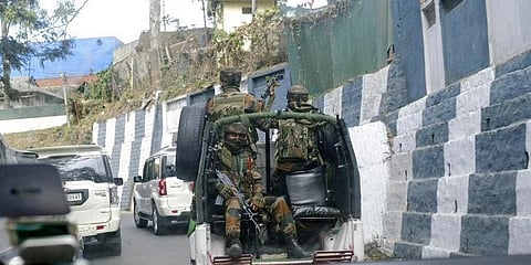 ಮೋನ್ ಪಟ್ಟಣದಲ್ಲಿ ಭದ್ರತಾ ಸಿಬ್ಬಂದಿ
