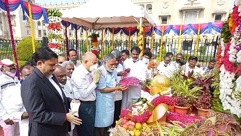 ಭಾರತ ರತ್ನ, ಸಂವಿಧಾನ ಶಿಲ್ಪಿ ಡಾ. ಬಿ.ಆರ್ ಅಂಬೇಡ್ಕರ್ ಮಹಾ ಪರಿನಿರ್ವಾಣ ದಿನವಾದ ಇಂದು  ವಿಧಾನಸೌಧ ಆವರಣದಲ್ಲಿರುವ ಅವರ ಪ್ರತಿಮೆಗೆ ಪ್ರಾಥಮಿಕ ಶಿಕ್ಷಣ ಸಚಿವ ಬಿ ಸಿ ನಾಗೇಶ್ ಮಾಲಾರ್ಪಣೆ ಮಾಡಿದರು.