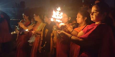 ಮಹಿಳೆಯರು ಗಂಗಾರತಿ ಮಾಡಿದ ದೃಶ್ಯ