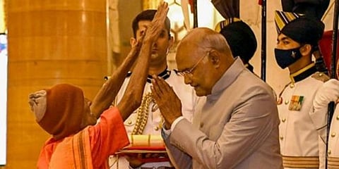 ರಾಷ್ಟ್ರಪತಿ ರಾಮ್ ನಾಥ್ ಕೋವಿಂದ್ ಅವರಿಗೆ ಆಶೀರ್ವದಿಸುತ್ತಿರುವ ನಂದ ಮಾಸ್ಟರ್