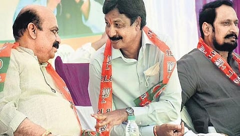 ಬೆಳಗಾವಿಯ ಕಿನಯೆ ಗ್ರಾಮದಲ್ಲಿ ಮಾಜಿ ಸಚಿವ ರಮೇಶ್ ಜಾರಕಿಹೊಳಿ ಜೊತೆ ಮುಖ್ಯಮಂತ್ರಿ ಬಸವರಾಜ ಬೊಮ್ಮಾಯಿ, ಪಕ್ಕದಲ್ಲಿ ಮಾಜಿ ಸಚಿವ ಲಕ್ಷ್ಮಣ ಸವದಿ ಕೂಡ ಇದ್ದಾರೆ.