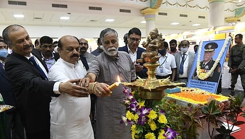 ಬೆಂಗಳೂರಿನ ವಿಧಾನಸೌಧ ಬ್ಯಾಂಕ್ವೆಟ್ ಹಾಲ್ ನಲ್ಲಿ ಆಯೋಜಿಸಿದ್ದ ರಕ್ಷಣಾ ಇಲಾಖೆಯ ವಸ್ತು ಪ್ರದರ್ಶನ ಕಾರ್ಯಕ್ರಮದಲ್ಲಿ ನಿನ್ನೆ ಅಪಘಾತದಲ್ಲಿ ನಿಧನರಾದ ದೇಶದ ರಕ್ಷಣಾ ಪಡೆ ಮುಖ್ಯಸ್ಥರಾದ ಜನರಲ್‌ ಬಿಪಿನ್ ರಾವತ್ ಅವರಿಗೆ ಪುಷ್ಪ ನಮನ ಸಲ್ಲಿಸಿ ಶ್ರದ್ಧಾಂಜಲಿ ಅರ್ಪಿಸಲಾಯಿತು. ಈ ಸಂದರ್ಭದಲ್ಲಿ ಶಿಕ್ಷಣ ಸಚಿವ ಬಿ ಸಿ ನ
