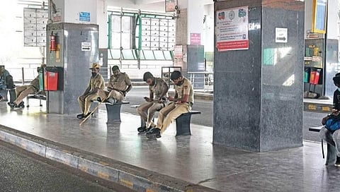 ಬನಶಂಕರಿಯ ಬಸ್ ನಿಲ್ದಾಣದಲ್ಲಿ ಭದ್ರತೆ ಕಾಯುತ್ತಿರುವ ಪೊಲೀಸ್ ಸಿಬ್ಬಂದಿ