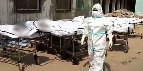 ಆಸ್ಪತ್ರೆ ಆವರಣದಲ್ಲಿ ಶವಗಳ ರಾಶಿ