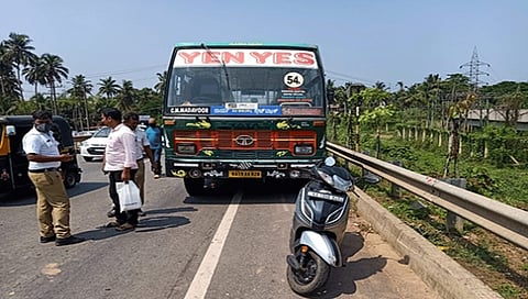 ಅಪಘಾತದ ಸ್ಥಳ ಪರಿಶೀಲನೆ ನಡೆಸುತ್ತಿರುವ ಪೋಲೀಸರು