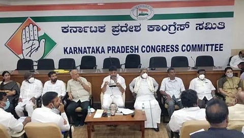 ಪ್ರಚಾರ ಸಭೆಯಲ್ಲಿ ಸಿದ್ದರಾಮಯ್ಯ, ಡಿಕೆ ಶಿವಕುಮಾರ್ ಮತ್ತಿತರರು